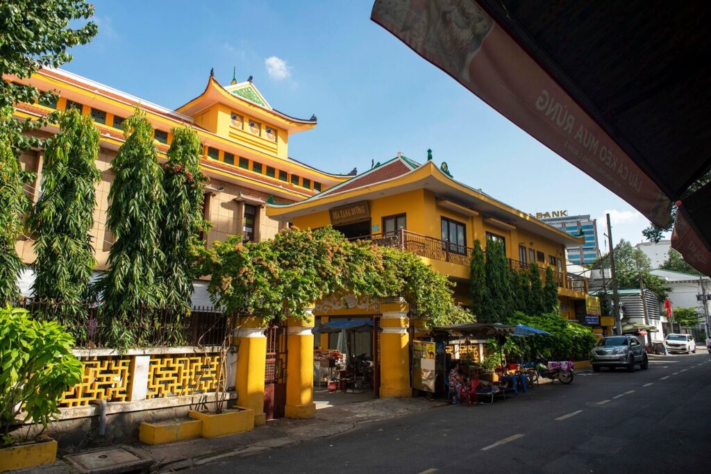 Chùa Phật Ngọc Xá Lợi là một ngôi chùa quan trọng và nổi bật trong hệ thống chùa chiền của TP.HCM