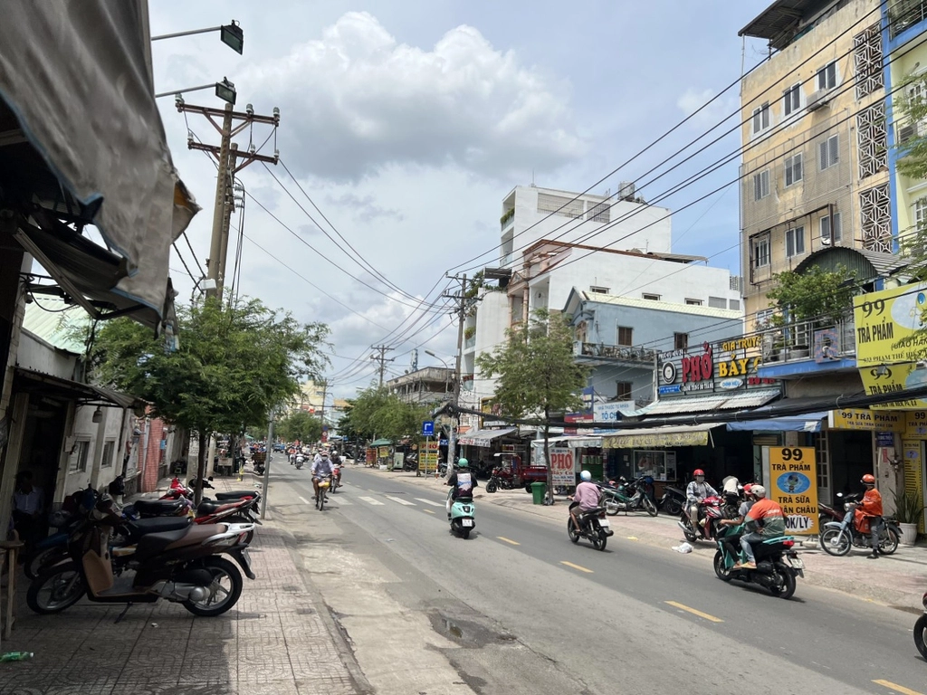 Đường Phạm Thế Hiển, Quận 8, con đường ven kênh sầm uất
