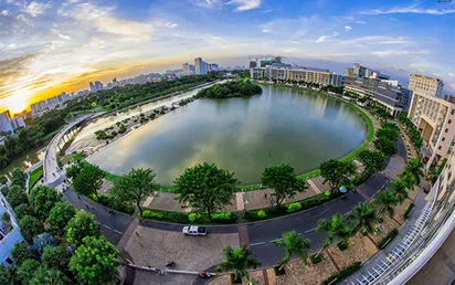 Hồ Bán Nguyệt toạ lạc tại Quận 7