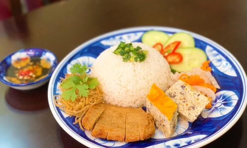 Cơm tấm là món phổ biến của sinh viên làng đại học