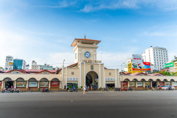 Chợ Bến Thành là một trong những biểu tượng mua sắm nổi tiếng của Sài Gòn