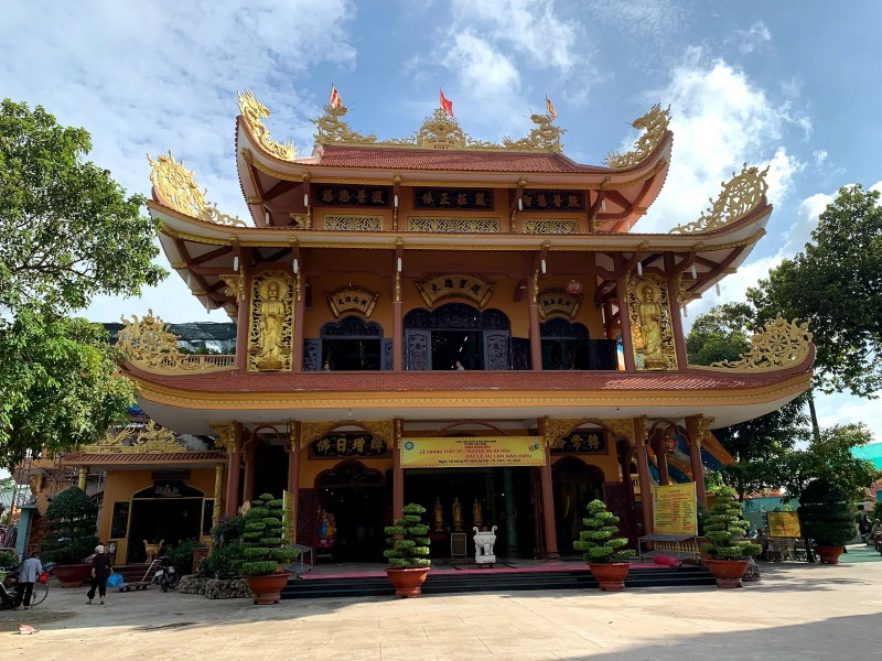 chùa hóc môn với kiến trúc truyền thông, không gian yên bình
