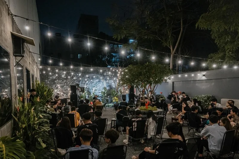 cafe nhà bè hiện đại, tối giản