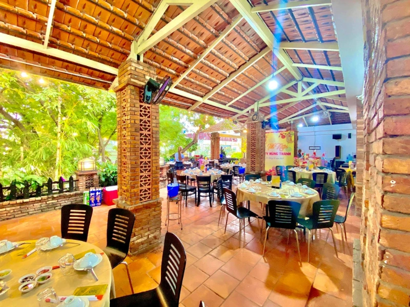 Nhà hàng Quận 6 với không gian sân vườn thoáng mát, dễ chịu