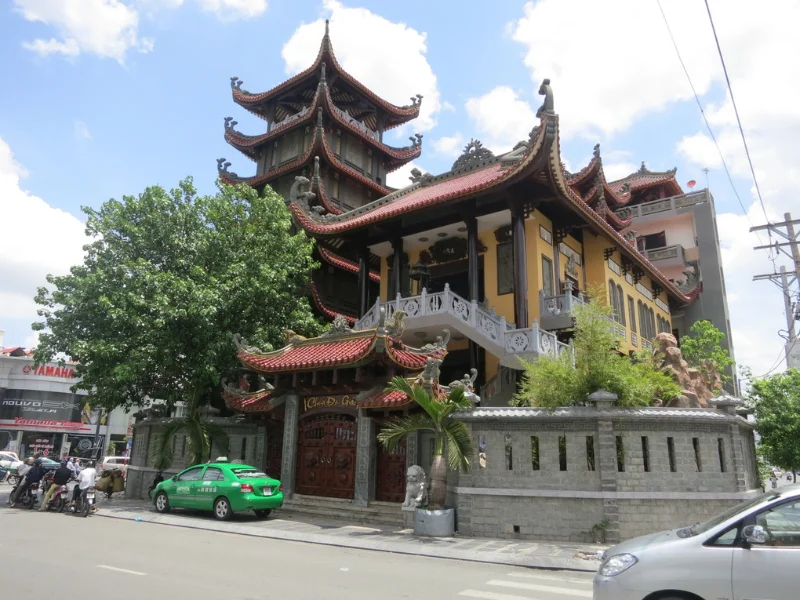 chùa phú nhuận với không gian yên bình giữa phố thị