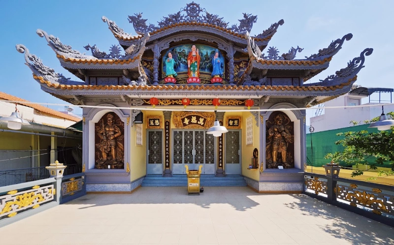 Nhiều ngôi chùa Bình Tân lâu đời và có sức ảnh hưởng lớn tại địa phương