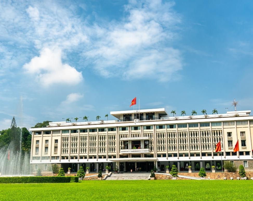 Vé Dinh Độc Lập bao nhiêu tiền? Kinh nghiệm tham quan cần biết Dinh Độc Lập bao nhiêu 1 vé? Hướng dẫn chi tiết cách mua vé Dinh Độc Lập, giá vé vào cổng và kinh nghiệm khám phá không gian lịch sử giữa lòng Sài Gòn.