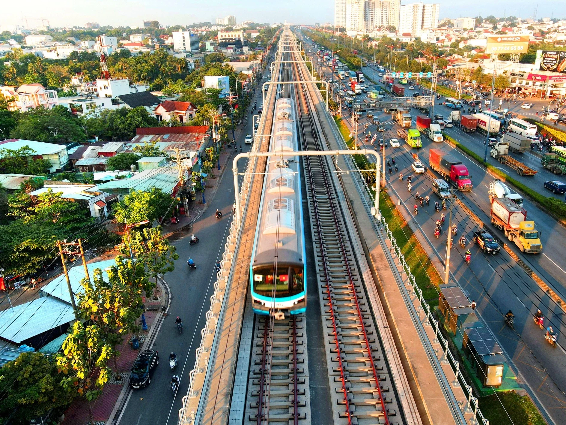 Tuyến metro số 1 không chỉ giảm kẹt xe mà còn thúc đẩy quy hoạch đô thị hiện đại tại TP.HCM. Nhà đất quanh các ga metro số 1 đang trở thành tâm điểm đầu tư mới.