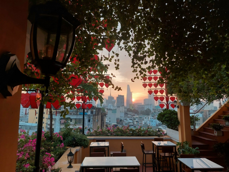 Rooftop Quận 1 cực chill với không gian hiện đại, ấm áp