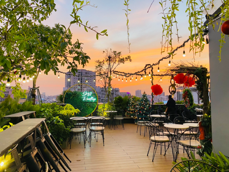 Rooftop Phú Nhuận không gian thoáng mát, view xịn