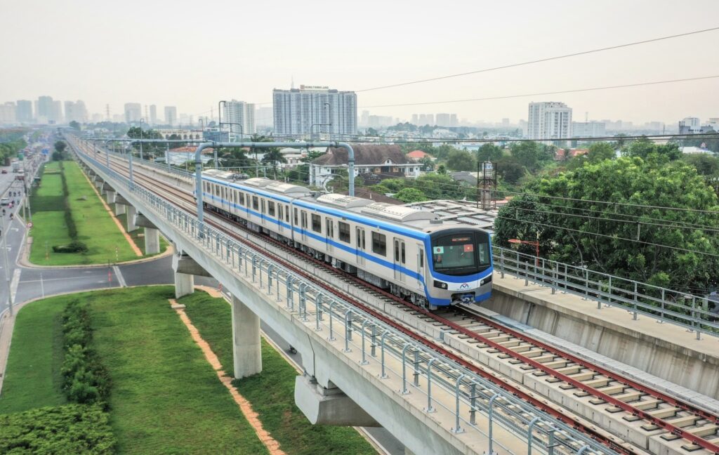 Metro số 1 TP.HCM: đòn bẩy phát triển đô thị và bất động sản Với 14 ga trải dài từ Bến Thành đến Suối Tiên, tuyến metro số 1 không chỉ thay đổi cách di chuyển của người dân TP.HCM mà còn thúc đẩy làn sóng đầu tư bất động sản quanh các trạm metro số 1.