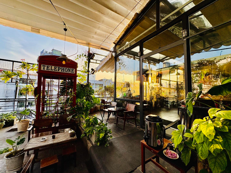 Rooftop Quận 1 với không gian thoáng đãng, nhiều cây xanh