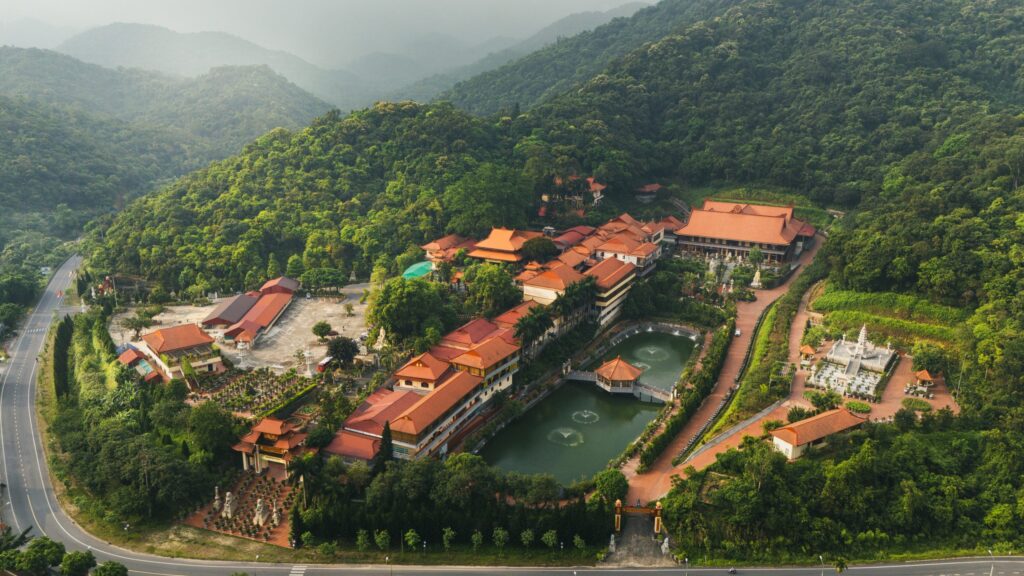 Thiền viện Trúc Lâm Yên Tử là một trong những chùa lớn ở Việt Nam, tọa lạc trên núi Yên Tử linh thiêng – nơi khởi nguồn thiền phái Trúc Lâm của Phật hoàng Trần Nhân Tông.