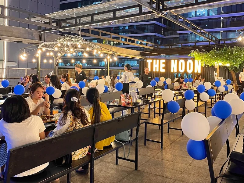 Không gian mở của quán cà phê rooftop Quận 10 thoáng đãng, tạo nên không gian vừa sôi động, vừa ấm cúng