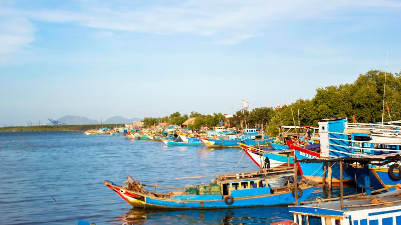 Cần Giờ – vùng đất xanh mát cách trung tâm TP.HCM chỉ hơn 50km, là điểm đến lý tưởng cho những ai muốn hòa mình vào thiên nhiên, trải nghiệm đa dạng hoạt động giải trí và thưởng thức ẩm thực biển đặc sắc.