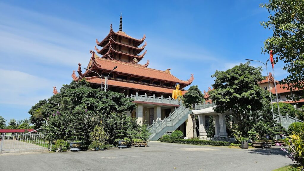 Chùa Phật Cô Đơn ở đâu? Khám phá ngôi chùa nổi tiếng tại Bình Chánh Chùa Phật Cô Đơn ở đâu? Tọa lạc tại xã Lê Minh Xuân, Bình Chánh, TP.HCM, nơi đây nổi bật với tượng Phật ngồi độc lập giữa sân chùa, mang vẻ đẹp thanh tịnh, thiêng liêng.