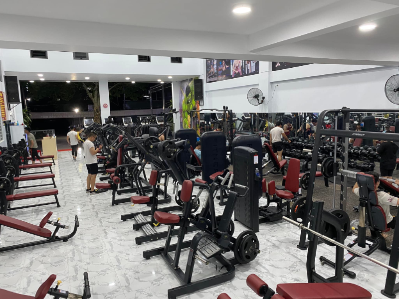 Phòng gym Quận 12 có không gian rộng rãi, máy móc hiện đại