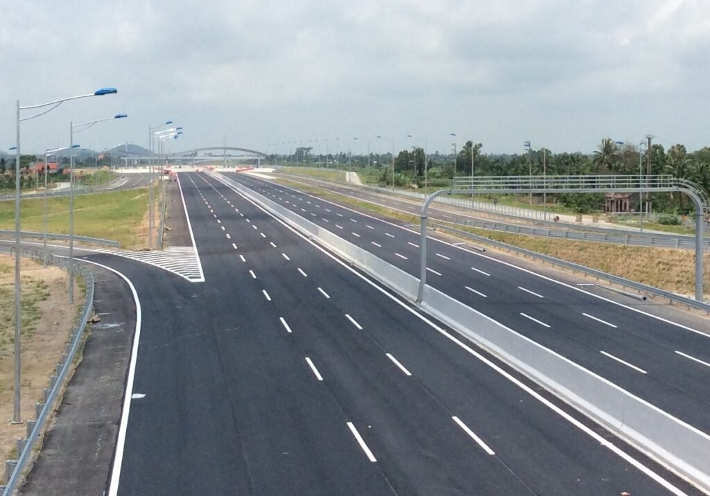 Cao tốc Hà Nội – Hải Phòng giúp rút ngắn thời gian di chuyển chỉ còn 1,5 giờ, đóng vai trò quan trọng trong vận chuyển hàng hóa, phát triển cảng biển và du lịch miền Bắc.