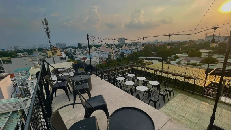 Quán cà phê rooftop Thủ Đức được yêu thích bởi không gian thoáng đãng, view ngắm hoàng hôn lãng mạn