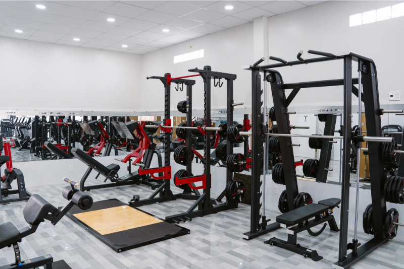 Phòng gym Bình Chánh có không gian rộng thoáng, trang thiết bị hiện đại