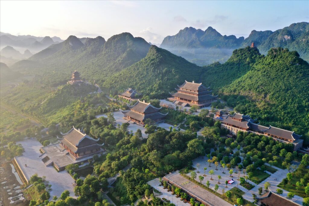 Chùa Tam Chúc – quần thể tâm linh lớn nhất Việt Nam. Bài viết chia sẻ kinh nghiệm đi Chùa Tam Chúc thực tế: lịch trình, thời điểm đẹp và mẹo tiết kiệm chi phí.