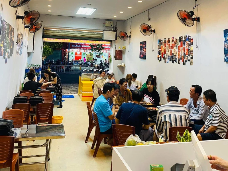 Quán nướng Quận 5 có không gian sạch sẽ, nhân viên tận tình
