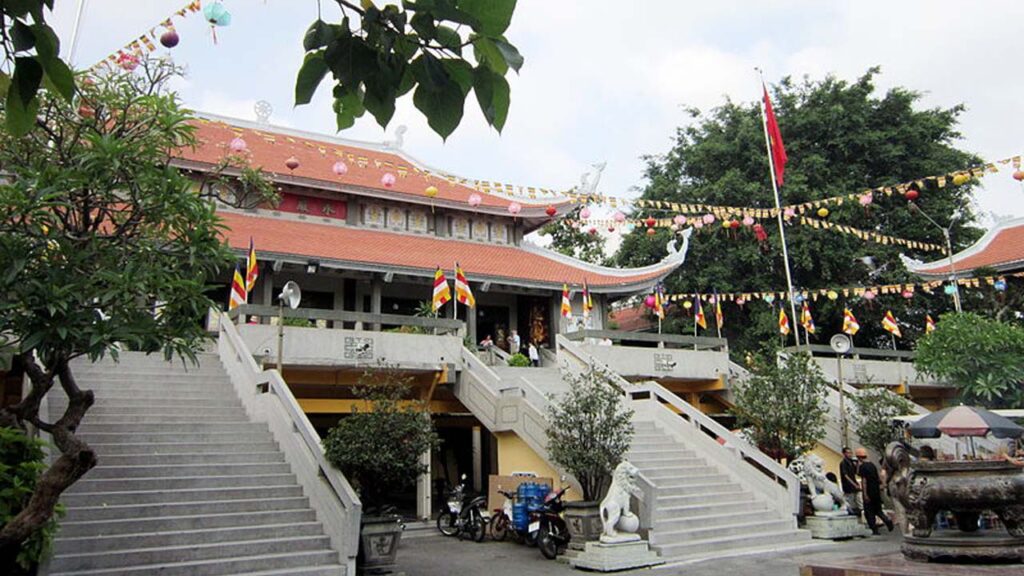 Chùa Vĩnh Nghiêm Quận 3 là một trong những ngôi chùa lớn và nổi tiếng nhất TP.HCM, với kiến trúc pha trộn Nhật – Việt và tháp xá lợi uy nghi 7 tầng.
