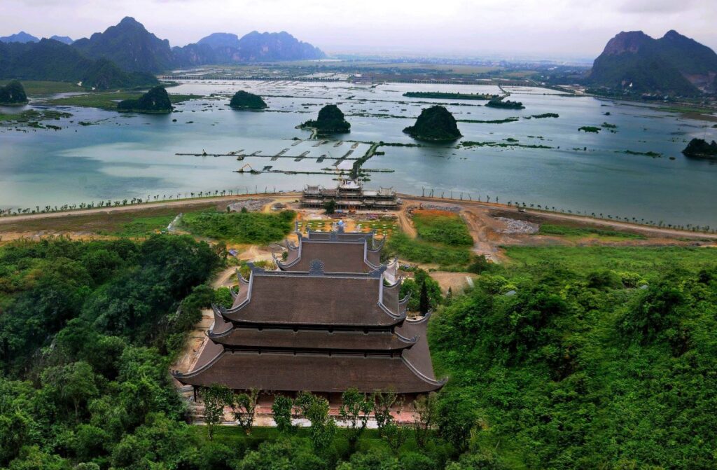 Chùa Tam Chúc lớn nhất thế giới nằm ở tỉnh Hà Nam. Với quy mô khổng lồ và vị trí đắc địa, chùa là điểm đến tâm linh – du lịch hấp dẫn của miền Bắc.