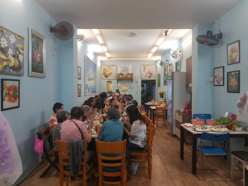 Quán chay Quận 8 được yêu thích nhờ không gian sạch sẽ, thực đơn đa dạng