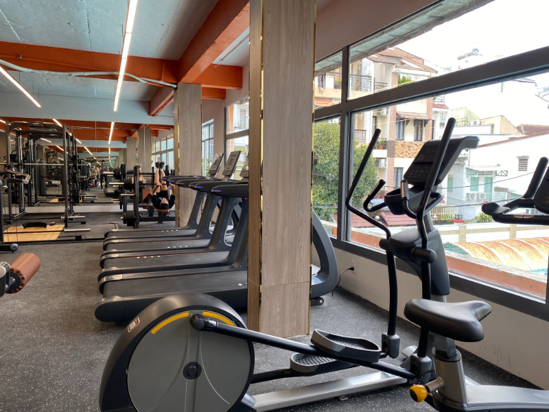 Phòng gym Bình Thạnh có không gian thoáng đãng, hiện đại