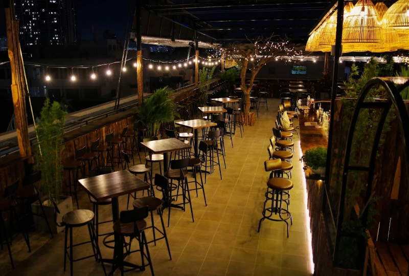Quán cà phê rooftop Quận 10 với không gian mở cực kỳ thoáng mát