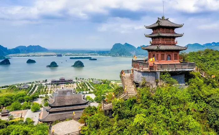 Chùa Tam Chúc ở đâu? Chùa nằm tại huyện Kim Bảng, tỉnh Hà Nam, cách Hà Nội 65km. Đây là ngôi chùa lớn nhất thế giới đang được hoàn thiện, thu hút du khách thập phương.
