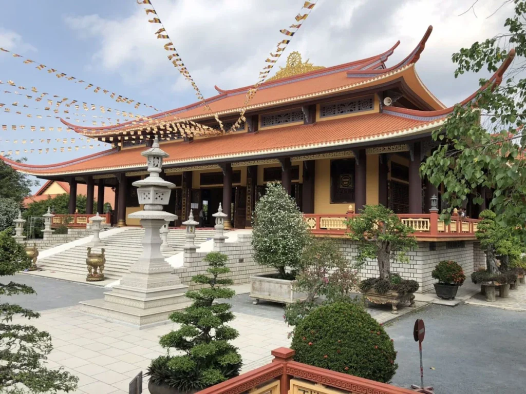 Ngày lễ Phật Đản là ngày bao nhiêu? Năm 2025, lễ Phật Đản rơi vào Chủ nhật 11/5. Cùng tìm hiểu các nghi thức như tắm Phật, tụng kinh, rước xe hoa...