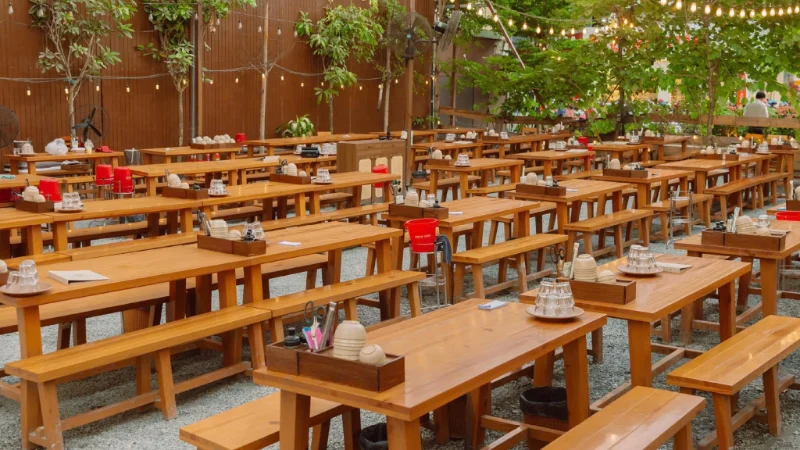 Quán nướng Gò Vấp nổi bật với không gian mở, cây xanh bao quanh