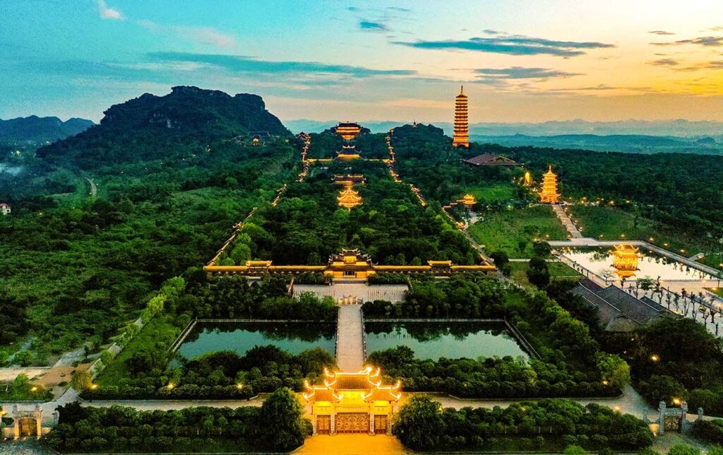 Chùa Bái Đính là một trong những ngôi chùa lớn nhất Việt Nam, nổi tiếng với hàng loạt kỷ lục Phật giáo và cảnh quan núi non kỳ vĩ tại Ninh Bình.