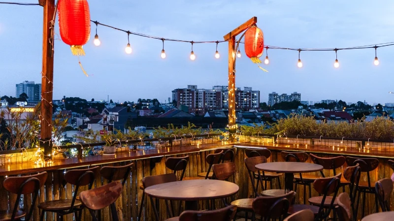 Quán cà phê rooftop Thủ Đức nổi bật với không gian rộng rãi, có tầm nhìn bao quát toàn thành phố 
