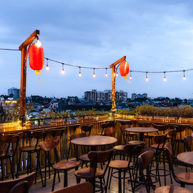 Quán cà phê rooftop Thủ Đức nổi bật với không gian rộng rãi, có tầm nhìn bao quát toàn thành phố