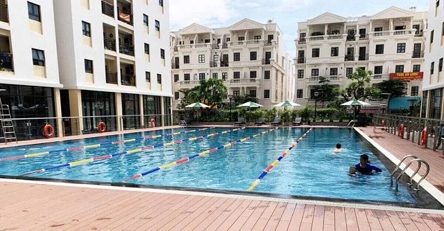 Hồ bơi chung cư Cityland Park Hills hiện đại, sạch sẽ với làn bơi phân chia rõ ràng.