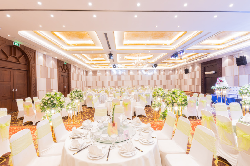 Nhà hàng tiệc cưới hội nghị Phú Nhuận ghi điểm với không gian sang trọng, trần cao tạo cảm giác thoáng đãng