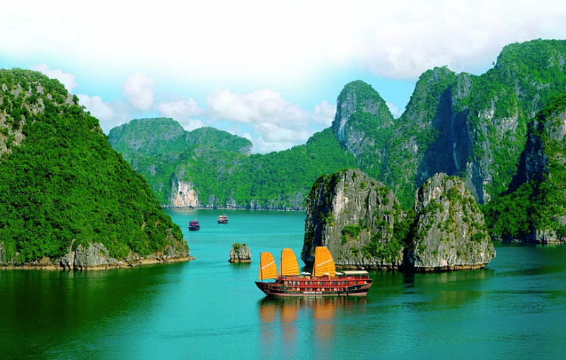 Vịnh Hạ Long – một viên ngọc quý của miền Bắc Việt Nam.