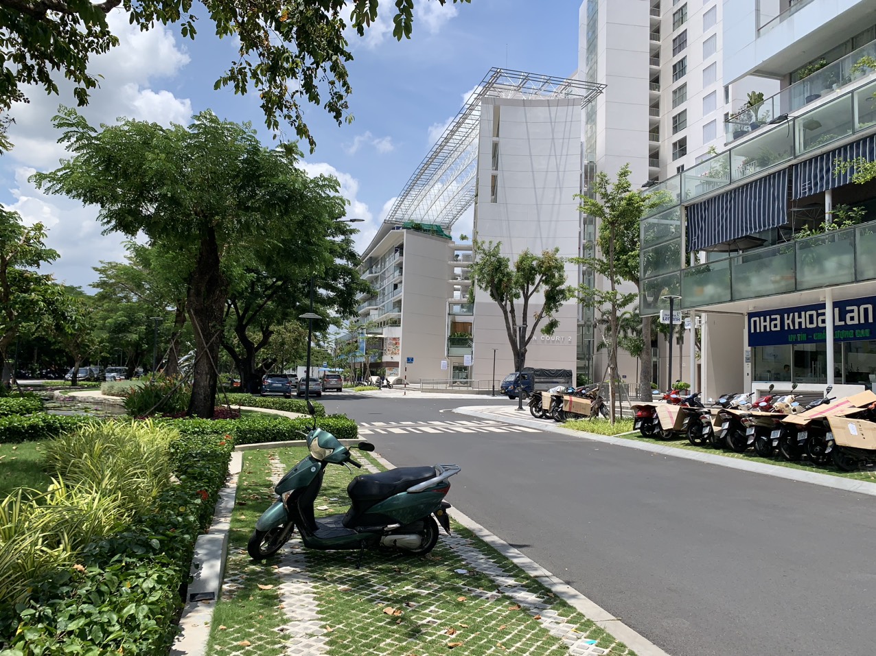 Khu Kênh Đào và Hồ Bán Nguyệt gần Garden Court 1