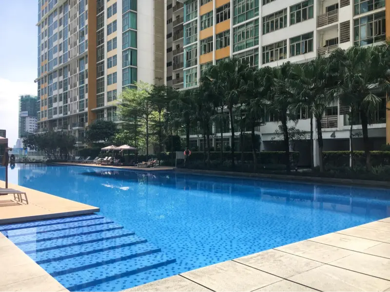 Hồ bơi quận 2 ngoài trời với thiết kế hiện đại và không gian thư giãn.