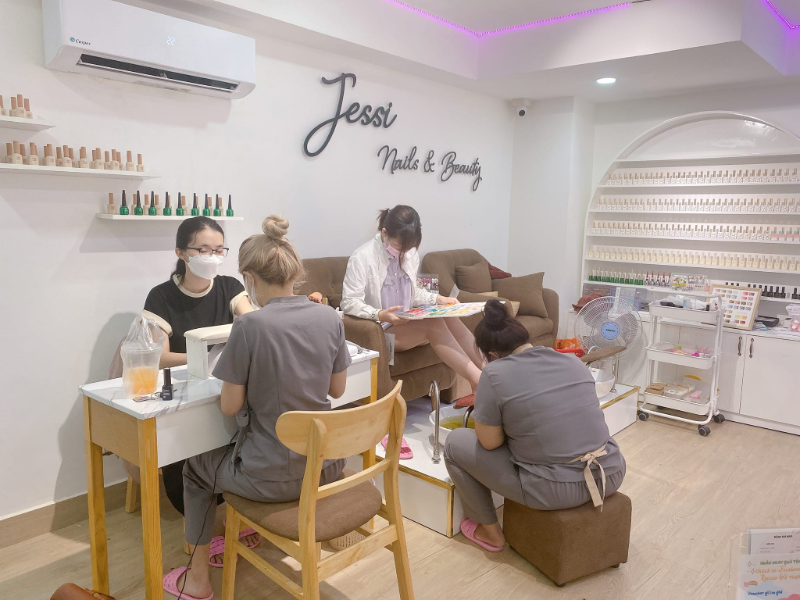 Tiệm nail Tân Bình có không gian gần gũi, nhân viên thân thiện