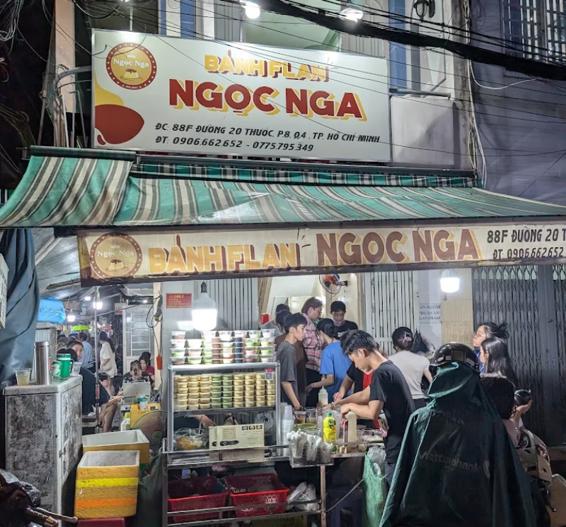 Quán ăn vặt Quận 4 được nhiều người yêu thích với món bánh flan thơm mịn
