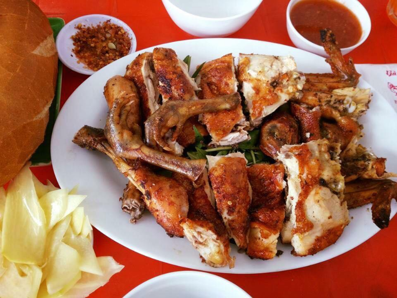 Quán gà nướng Bình Thạnh nổi bật với hương vị truyền thống, tươi ngon