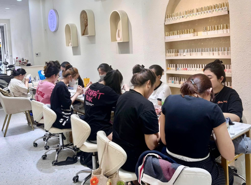 Tiệm nail Tân Phú có đội ngũ kỹ thuật viên có tay nghề cao, không gian sạch sẽ
