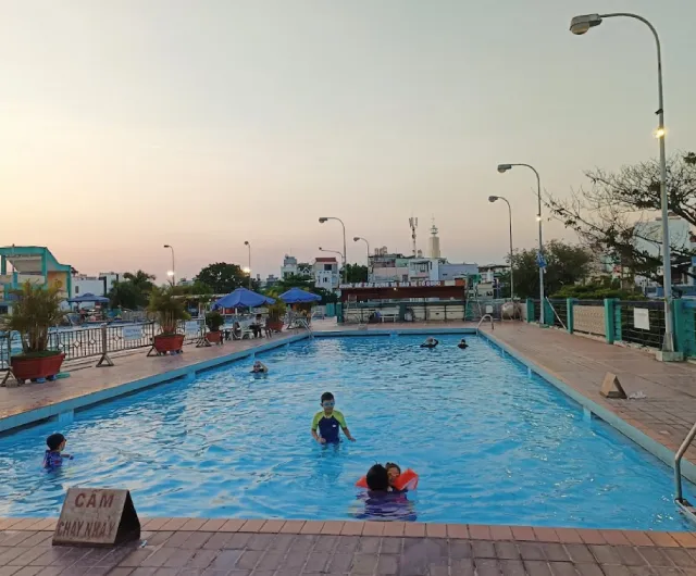 Điểm danh các chung cư đáng đầu tư gần 5 hồ bơi Quận 10 chất lượng cho cả trẻ em và người lớn Hồ bơi quận 10 với không gian rộng rãi, thích hợp cho cả trẻ em và người lớn bơi lội vào buổi chiều.