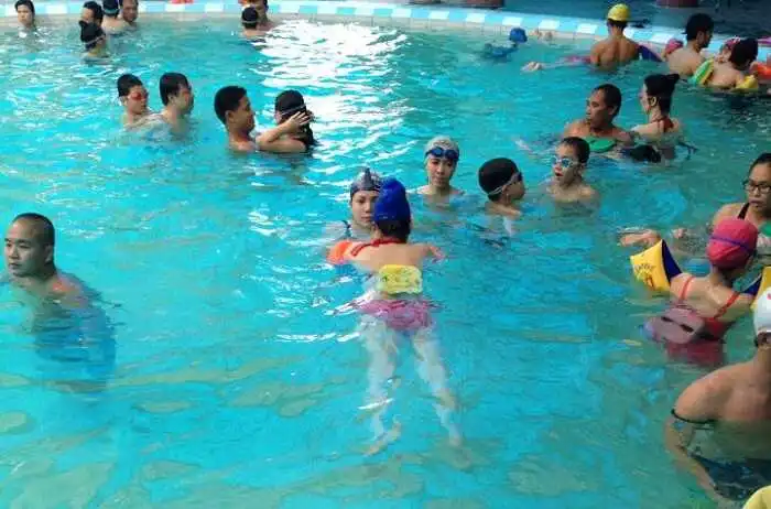 Hồ bơi Làng hoa Gò Vấp với không gian thoáng mát, thu hút người lớn lẫn trẻ em đến bơi.