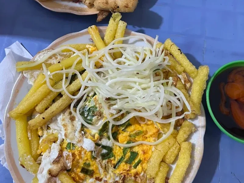 Quán ăn vặt Tân Phú được yêu thích bởi món bột chiên mang hương vị truyền thống, nước chấm chuẩn vị
