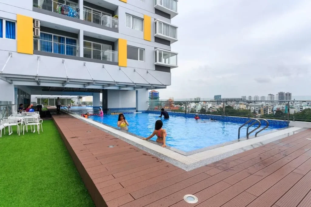 Hồ bơi Quận 10 tại chung cư cao cấp với không gian hiện đại, lý tưởng cho cư dân thư giãn và rèn luyện sức khỏe.